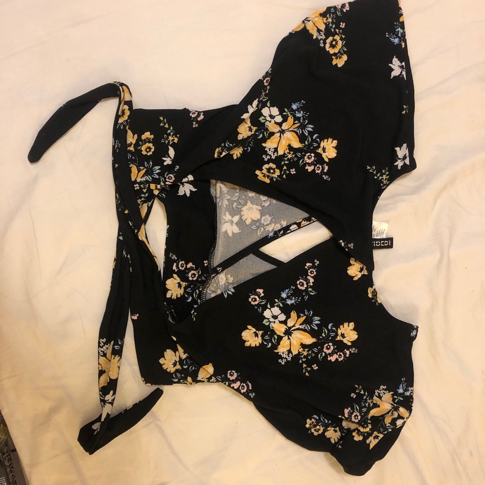 Tied floral cropped blouse by divided